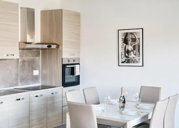 Silvia House - The House Of Travelers